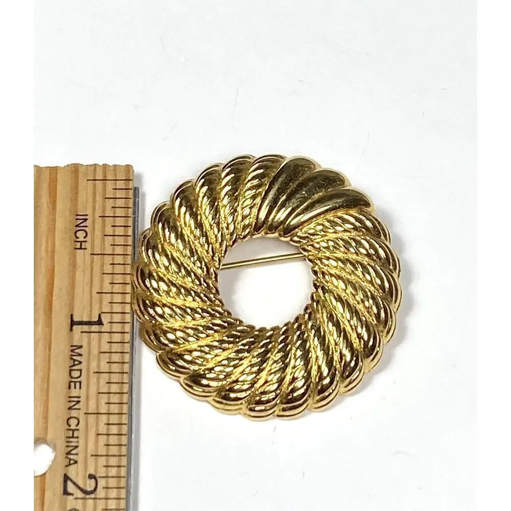 Monet brooch circle